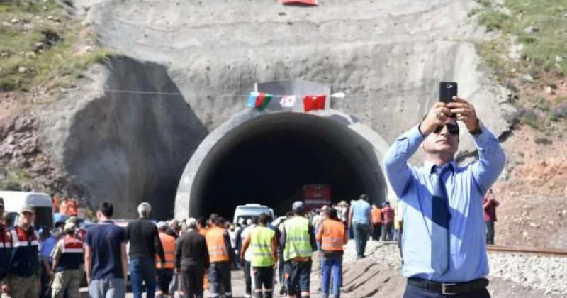 Azərbaycanlılar Gürcüstana axışır: 2 min maaş, pulsuz nahar...