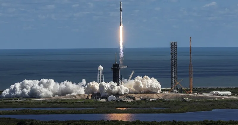 “SpaceX” iki gün ərzində 52 ədəd “Starlink” peykini orbitə çıxarıb