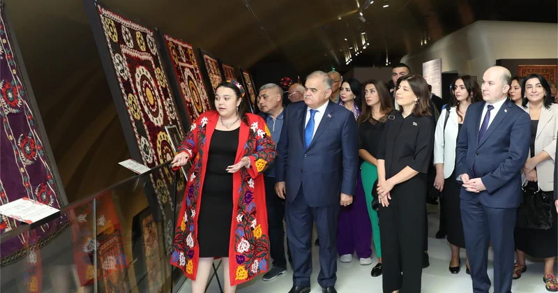 Мир таджикской вышивки представили в Баку ФОТО