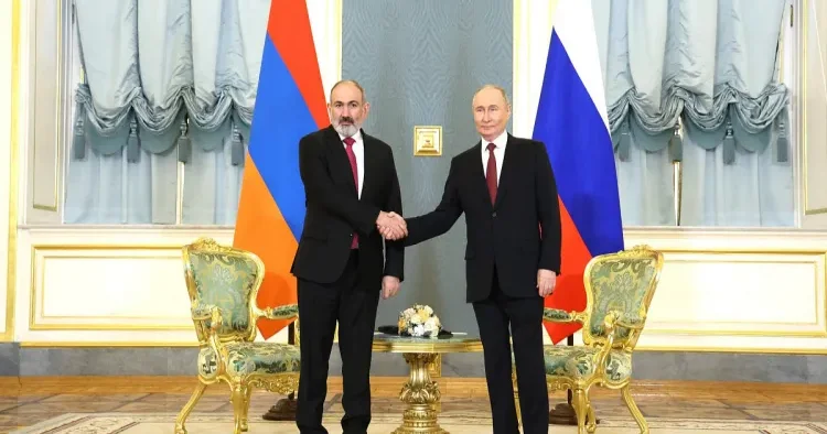 Putin Paşinyanla Kremldə görüşdü