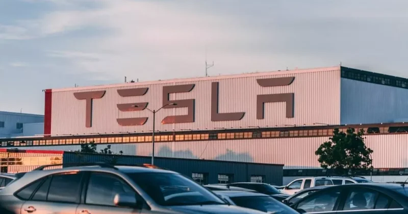 Подвергшийся нападению робота сотрудник Tesla требует 51 млн долларов