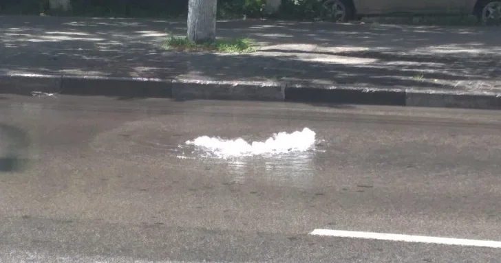 Разрыв трубы оставил улицу в Баку под водой