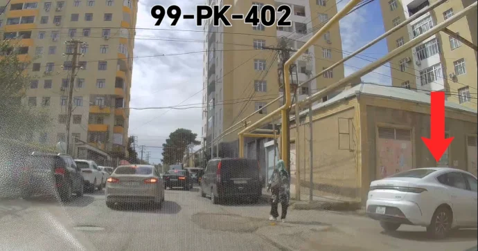 Avtomobili yolun ortasına atıb bir maşınlıq yer saxladı VİDEO