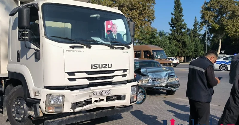 Yük avtomobili minim maşını ilə toqquşdu FOTOLAR