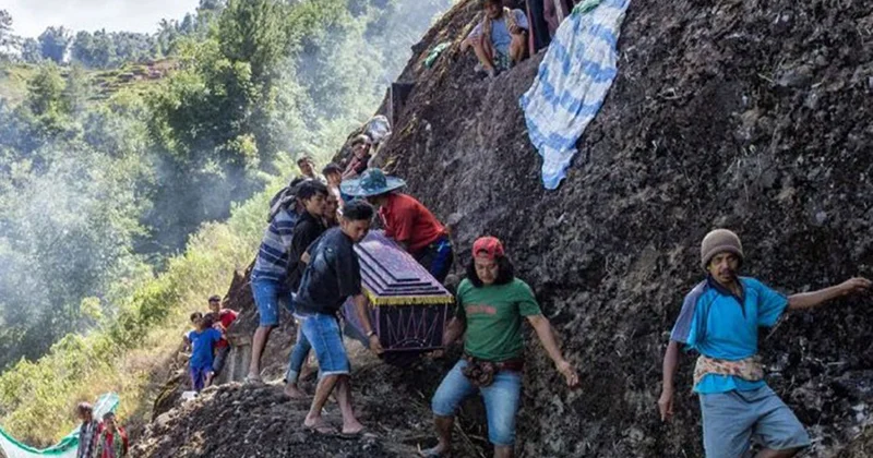 Ölüləri qəbirdən çıxarıb bəzəyirlər... Fotolar