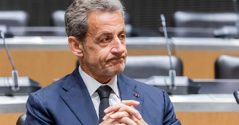 Makrondan əfv istəməklə bağlı Sarkozi qərarını açıqladı