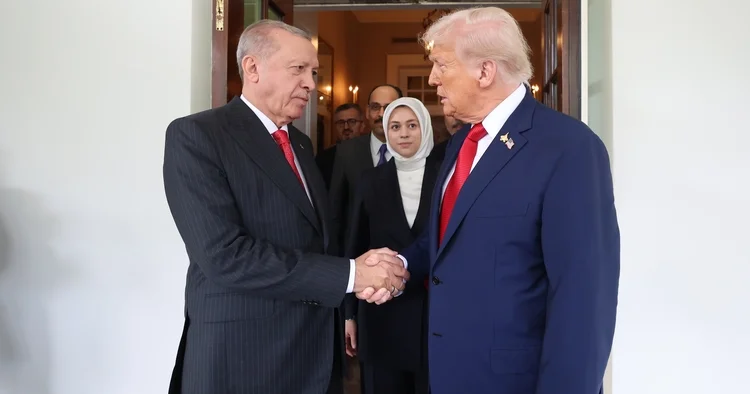 Ərdoğanın hicablı tərcüməçisi Qalmaqallı deputatın qızı KİMDİR...