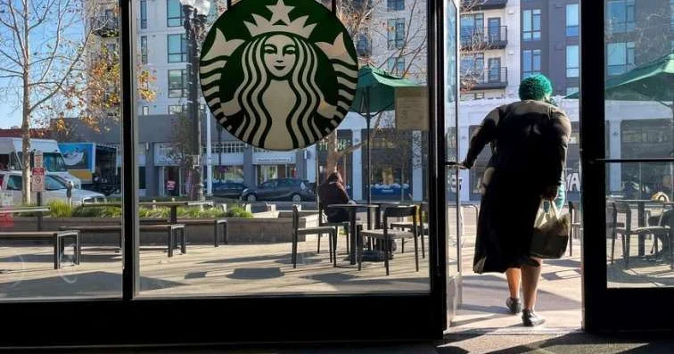 Starbucks yüzlərlə mağazasını bağlayır: 900 iş yeri...