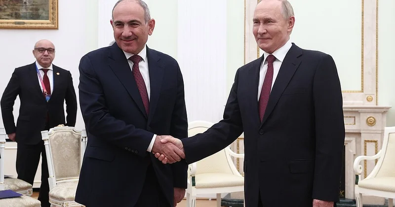 Putin Kremldə Paşinyana nəyi xatırlatdı?