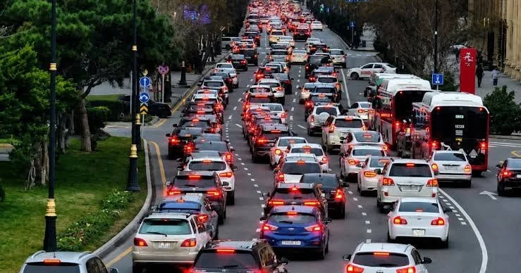 Yolda başlayan tıxac gərginliyi evdə “PARTLAYIR” Bakının sıxlığı insanları necə dəyişir?