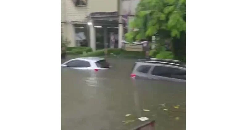 Ливни с наводнениями добрались до Бангкока ВИДЕО