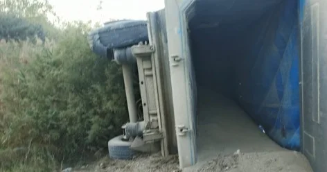Siyəzəndə qumla dolu yük maşını aşdı FOTO
