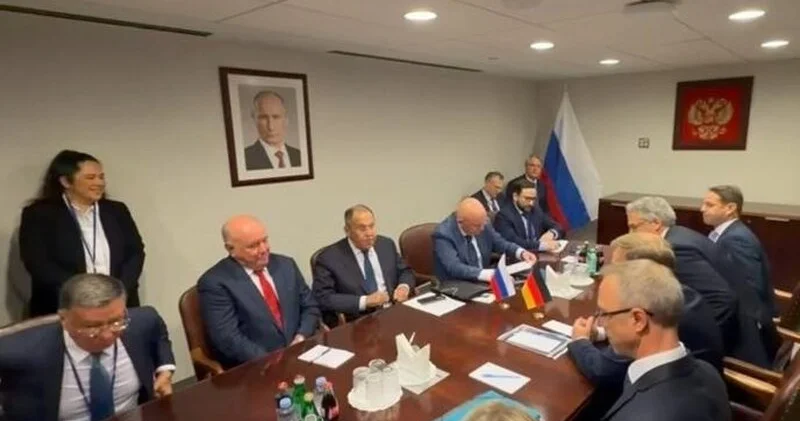 Lavrov və Vadeful arasında görüş təxminən 20 dəqiqə davam edir