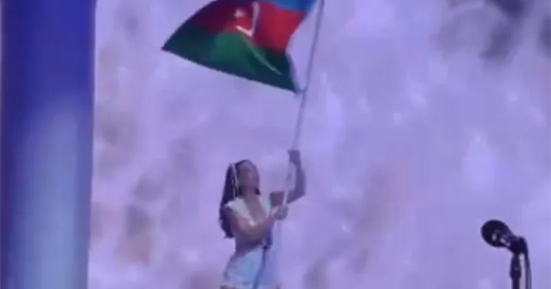 Keti Perri səhnəyə Azərbaycan bayrağı ilə çıxdı Video