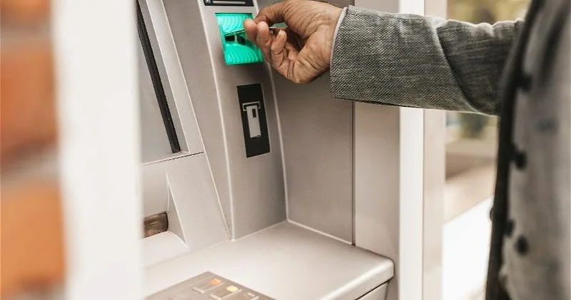 В Баку мужчина под предлогом помощи у банкомата похитил 2400 манатов