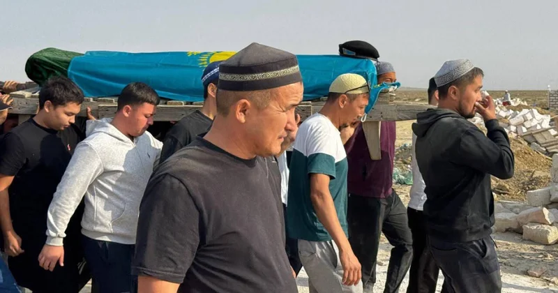 Xəzərdə həlak olan qazaxıstanlı hərbçilərlə vida mərasimi keçirilib