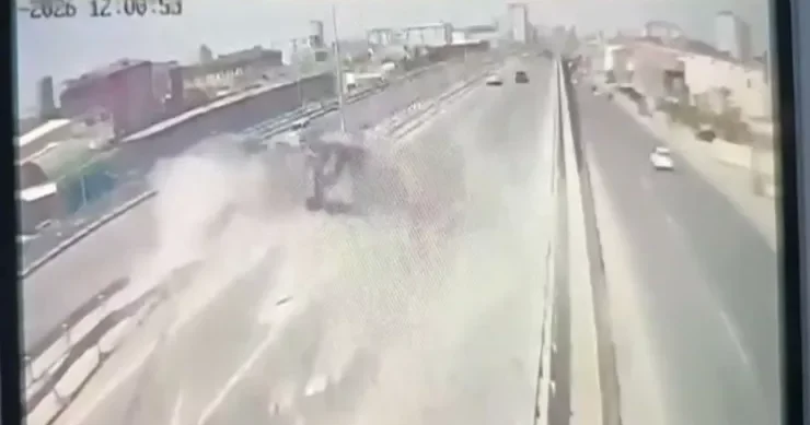 Masazırda TIR taksi maşınını belə əzib DƏHŞƏTLİ GÖRÜNTÜLƏR