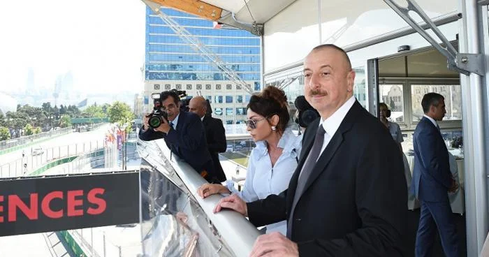 Prezident və ailəsi Formula 1 yarışını izləyirlər