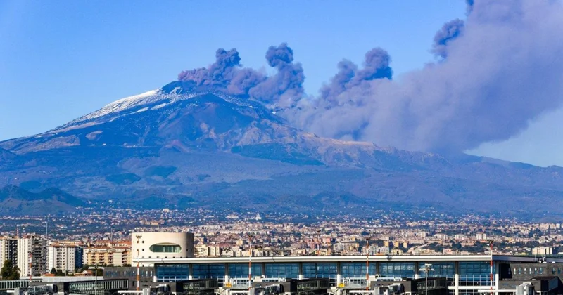 Etna vulkanının külü Kataniya hava limanında uçuşların dayandırılmasına səbəb olub