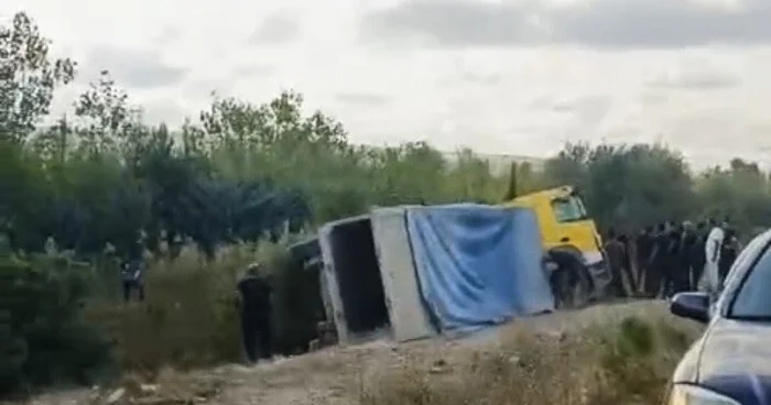 Yük avtomobili "Opel"lə toqquşdu və aşdı: yaralı var