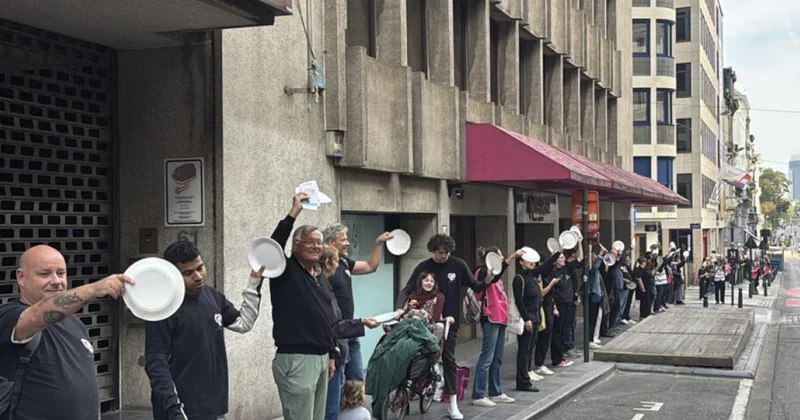 Boş boşqablarla etiraz aksiyası keçirdilər