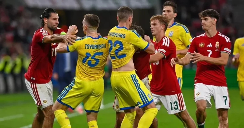 Ukrayna Macarıstan oyununda əlbəyaxa dava Futbolçular dalaşdılar