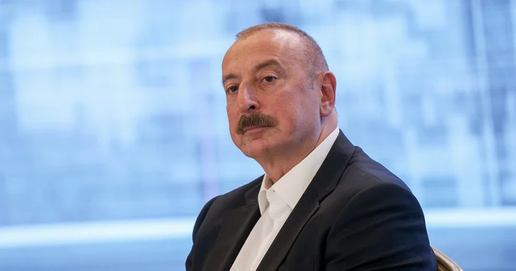 Алиевы наблюдают за основной гонкой Гран при Азербайджана Minval Politika