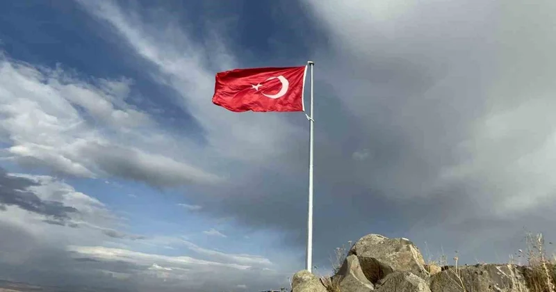Qars sakinlərinin 20 illik arzusu gerçəkləşdi: Ermənistanla sərhəddə Türkiyə bayrağı sancıldı