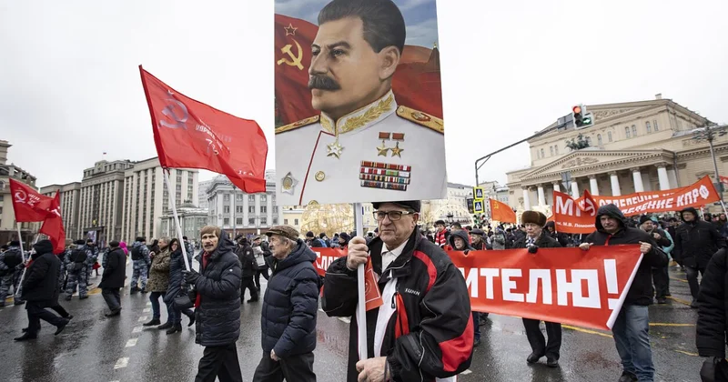 В России растет популярность Путина и Сталина данные опроса