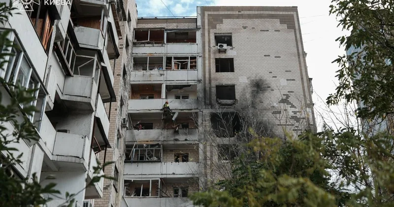 Kiyevdə dağılan çoxmərtəbəli binadan yeni FOTOLAR
