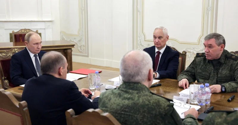 Путин провел совещание с главой Генштаба и генералами