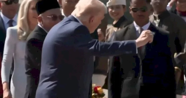 Tramp hava limanında rəqs etdi Video KONKRET