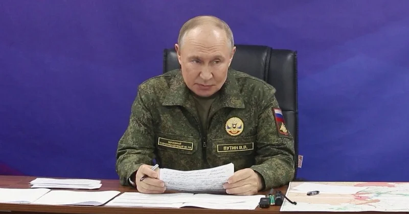 Putin hərbi geyimdə komandanlarla müşavirə keçirdi VİDEO