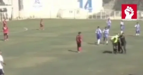 İranda futbol qalmaqalı: Kapitan meydanda öz qapıçısını təpiklədi VİDEO