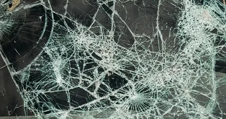 В Сумгайыте автомобиль загорелся после аварии, есть пострадавшие