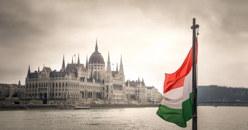 Macarıstan Putin Tramp görüşünün baş tutacağına ümid edir