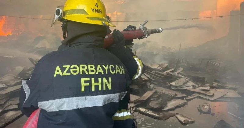 Bakıda ev yanıb