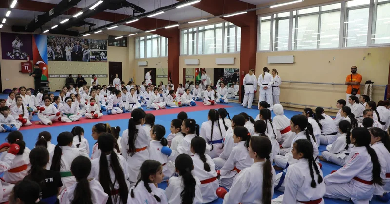 200 dən çox qadın karateçi bir araya gəldi