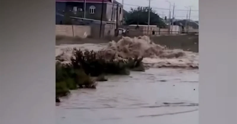 В Сумгайыте прорвало водопровод: затопило дворы домов ВИДЕО
