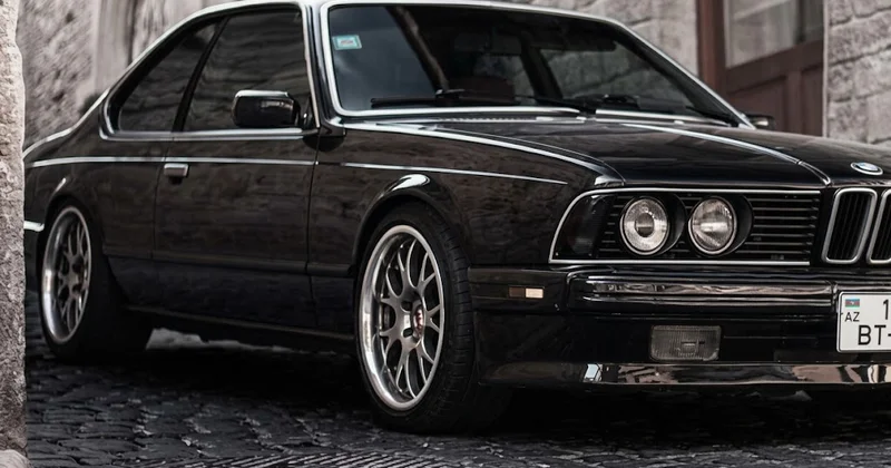 Bakıda 20 yaşlı oğlan sevgilisini BMW nin içərisində döydü