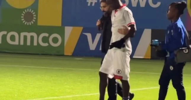 Rövşən Nəcəf zədəli futbolçuya özü kömək etdi Video