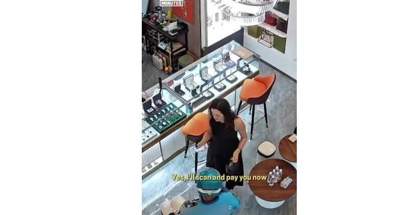 Курьер на скутере въехал в люксовый бутик Chanel в Китае ВИДЕО