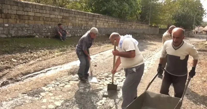 Şəkidə sakinlər öz pulları ilə yol çəkirlər VİDEO