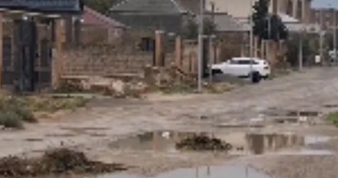 Qaradağda peşə məktəbinin keçilməz yolu: Bərbad küçə niyə təmir olunmur? VİDEO