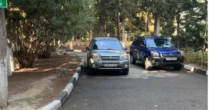 Yanaşı parklanan maşınlar yolu kəsib hərəkəti çətinləşdirirlər FOTO