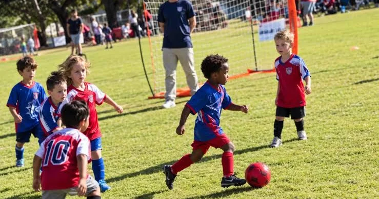 3 yaşlı uşağın futbol bacarığı problem yaratdı, polis çağırıldı VİDEO