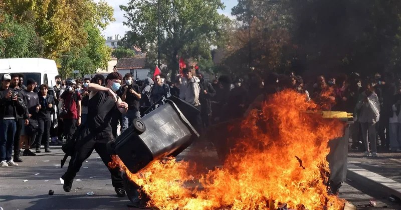 Paris yanır, Avropa silkələnir: Sonun başlanğıcıdırmı?