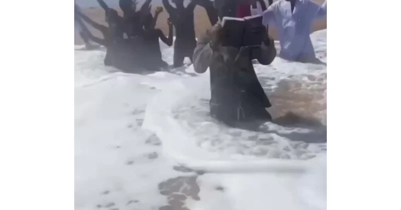 Rahib Hz. Musa kimi dənizi yarmağa çalışdı Gülünc vəziyyətə düşdü (Video)