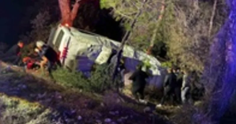 Turistləri daşıyan mikroavtobus aşdı Çox sayıda yaralanan var