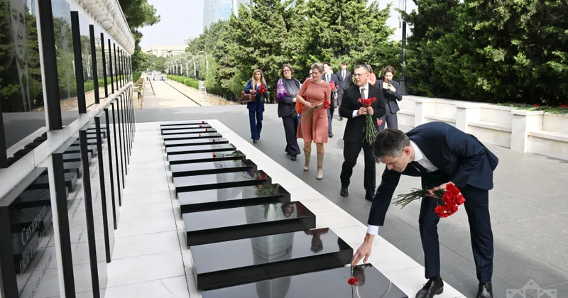 Niderland XİN rəhbəri Şəhidlər xiyabanında FOTOLAR
